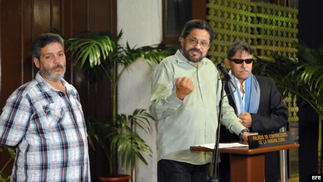 El segundo jefe de las (FARC) Luciano Marín (c), alias Iván Márquez, lee un comunicado, junto a sus compañeros Seuxis Paucias Hernández Solarte, alias Jesús Santrich (d), y y Luis Alberto Albán, alias Marco León Calarcá (i).Nov 29/2013.