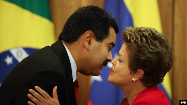 El presidente de Venezuela Nicolás Maduro saluda a su homóloga brasileña Dilma Rousseff. Archivo.