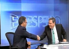 El presentador de la TV Cubana Juan Carlos Tejedor saluda a Juan Manuel Cao, en cuyo programa El Espejo anunció su deserción