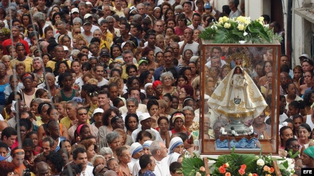 Centenares de personas participan en la procesión de la Virgen de la Caridad del Cobre. Foto Archivo.