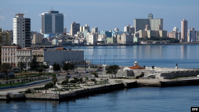 Vista general de la ciudad de La Habana (Cuba) apreciada desde un lado de la bahía.