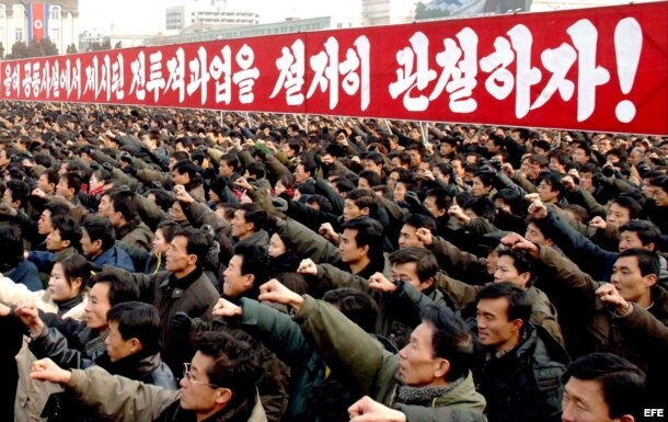 Miles de cuidadanos en la plaza de Kim II Sung, en Pyongyang (Corea del Norte).