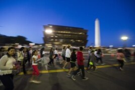 Varias personas acuden antes del amanecer a tomar un sitio en la Avenida Constitution de Washington D.C. para ver al Papa.
