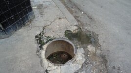 Registro de agua en una calle de La Habana