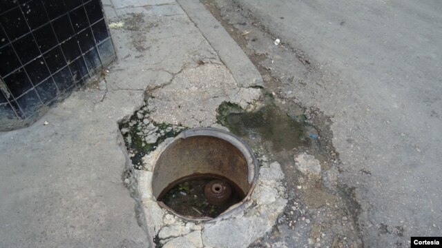 Registro de agua en una calle de La Habana