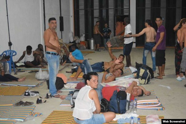 Cubanos en Turbo ante una encrucijada: seguir por su cuenta a Panamá o regresar a Ecuador