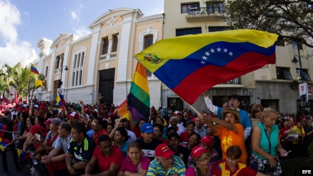 Seguidores del presidente Hugo Chávez enero de 2013, afuera de instalaciones de la Asamblea Nacional 
