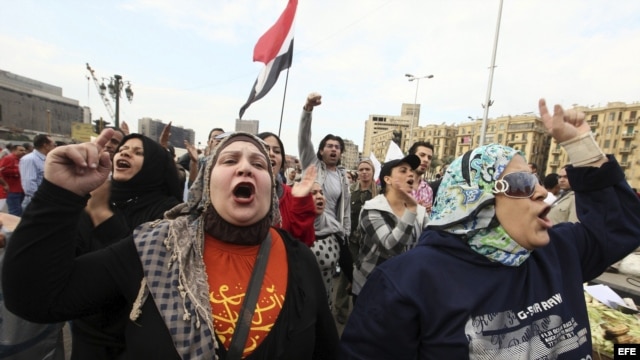 Manifestantes egipcios participan en una protesta organizada por la oposición en contra de las últimas decisiones del presidente egipcio, Mohamed Mursi, en la plaza Tahrir de El Cairo, Egipto. 