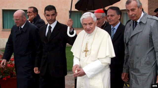 El papa Benedicto XVI (centro) a su llegada al aeropuerto de Ciampino en Roma (Italia), viernes 14 de septiembre de 2012, para viajar a Líbano. 