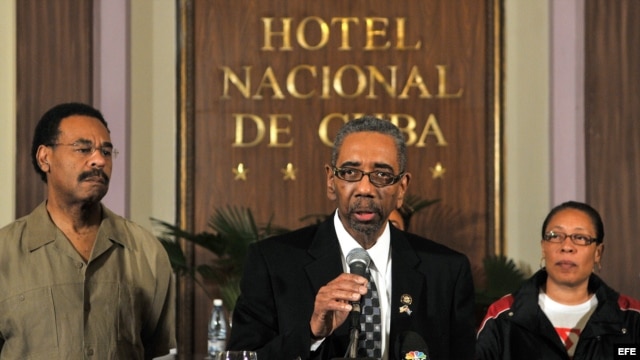 El congresista demócrata estadounidense Bobby Rush (c) habla el 7 de abril de 2009, en una rueda de prensa, en La Habana (Cuba), junto a los congresistas Emmanuel Cleaver (i) y Marcia Funge (d), un día después de reunirse con Raúl Castro. 