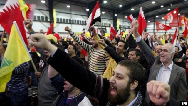Fotografía de archivo. Simpatizantes de Hezbollah ondean banderas en Líbano. EPA/NABIL MOUNZER