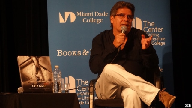 El historiador y crítico de arte Rafael Acosta de Arriba en la presentación de su libro en el Koubek Center, en Miami.