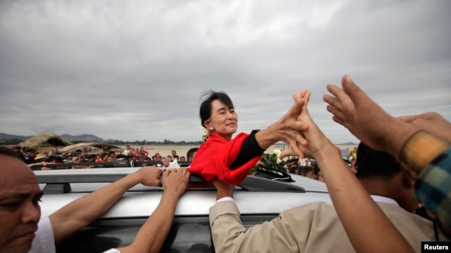 La premio nobel de la paz estrecha la mano de sus seguidores.