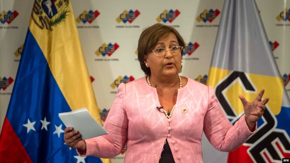 La presidenta del Consejo Nacional Electoral, Tibisay Lucena, ofrece declaraciones en Caracas este 9 de agosto. EFE