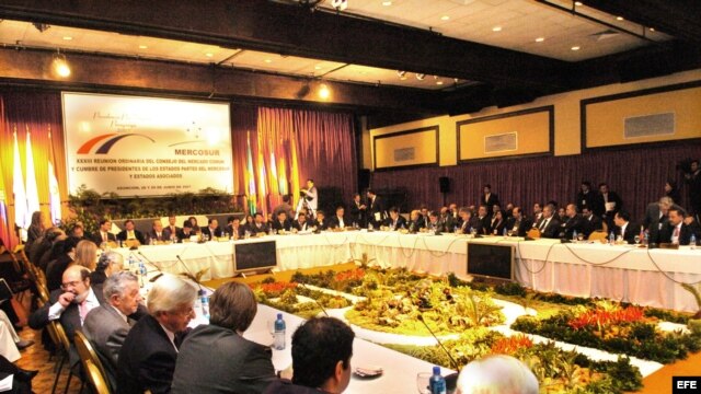 Fotografía de archivo. Vista general de la reunión de cancilleres y ministros de Economía o de Hacienda de los países miembros del Mercosur, el 28 de junio de 2007, en Asunción. EFE/Iván Franco