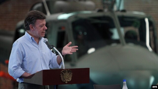  Juan Manuel Santos  durante la entrega de nuevas aeronaves a la aviación del ejército colombiano 