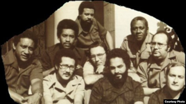 Carlos Emilio con Irakere, 2do. de abajo arriba a la derecha, detrás del baterista Enrique Plá.