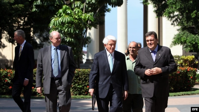 El presidente de la Cámara de Comercio de Estados Unidos, Thomas Donohue (c) visitó Cuba en 2014
