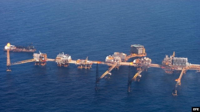 Imagen de archivo de una plataforma petrolera en el Caribe.