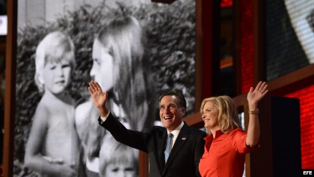 El candidato republicano, Mitt Romney, y su esposa, Ann Romney, saludan a los delegados en la Convención Nacional Republicana, Tampa, Florida (EE.UU.). El exgobernador Mitt Romney fue oficialmente nominado como el candidato republicano para las elecciones