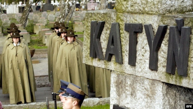 Archivo. La guardia de honor atiende a las ceremonias celebradas en el día en memoria de las víctimas del crimen de Katyn en el cementerio militar de Varsovia, Polonia, el 13 de Abril de 2008.
