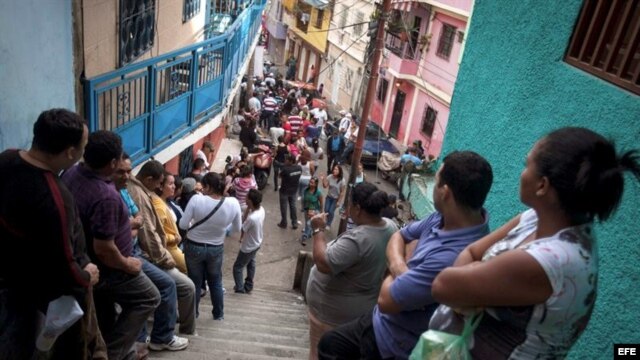 Miles de caraqueños hacen cola hoy, 07 de octubre de 2012, durante la jornada de elecciones presidenciales que se está celebrando en Venezuela.