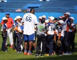 Yasiel Puig, de los Dodgers, durante una clínica de béisbol para niños en Cuba.