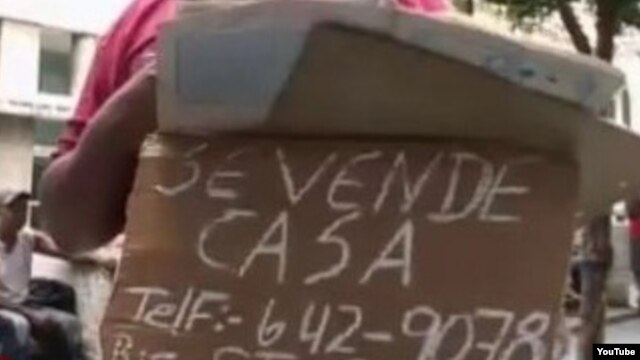 Un cubano intenta vender su casa en la calle Prado, en La Habana.