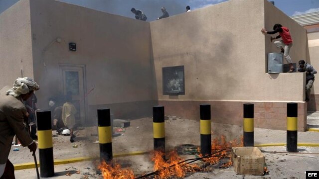 Fotografía de archivo. Manifestantes yemeníes irrumpieron en la Embajada de EEUU en Saná durante una protesta contra una película sobre el profeta Mahoma considerado blasfema por los musulmanes. 
