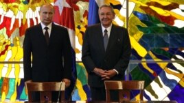 El presidente de Cuba Raúl Castro (d) y su homólogo de Rusia Vladimir Putin.