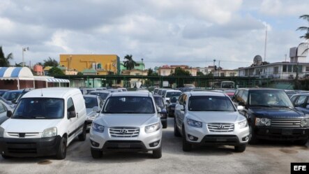 Vista de autos que permanecen parqueados en un depósito para la venta, en La Habana, Cuba, el jueves 19 de diciembre de 2013