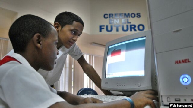 Estudiantes en un Joven Club de Computación