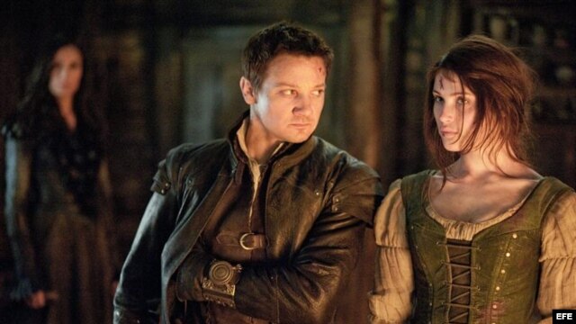 Fotograma de la película "Hansel & Gretel: Witch Hunters", donde aparecen los actores Jeremy Renner (i) y Gemma Arterton.  