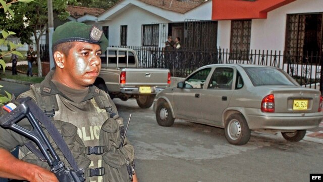 Fotografía de archivo de un policía colombiano en el momento que patrullaba las calles. 
