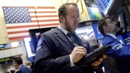 Agentes de Bolsa realizan operaciones bursátiles durante la apertura de Wall Street en Nueva York, Estados Unidos, el 02 de enero de 2013.