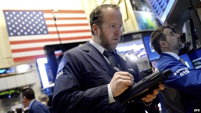Agentes de Bolsa realizan operaciones bursátiles durante la apertura de Wall Street en Nueva York, Estados Unidos, el 02 de enero de 2013.