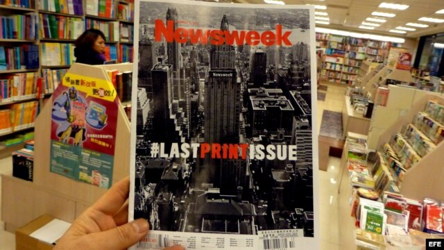  Un hmbre sostiene la última edición impresa del Newsweek en una librería en Taipei (Taiwan). La revista semanal de información Newsweek, una de las más importantes de EEUU, dejará de publicarse en papel tras casi 80 años de historia impresa.  