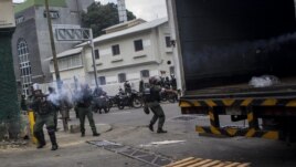 Miembros de la GNB enfrentan a manifestantes opositores