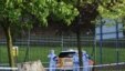 Varios forenses británicos inspeccionan el lugar donde un soldado murió y otros dos resultaron heridos en un ataque con machete en Londres, Reino Unido hoy, miércoles 22 de mayo de 2013