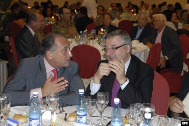 El vicesecretario general del PSOE, José Blanco (d), habla con Victor Moro (i), el 5 de noviembre de 2008 durante una cena de la Asociación de Empresarios Españoles en Cuba.