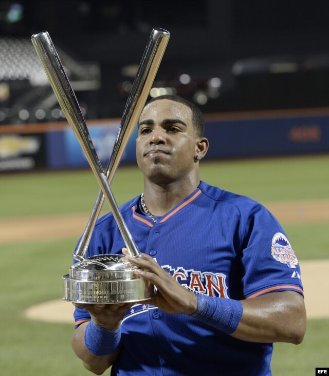 Yoenis Cespedes, de Atléticos, sostiene el trofeo después de ganar el Clásico de Cuadrangulares de las Estrellas de la MLB.