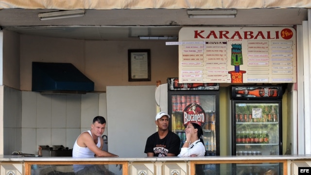 Trabajadores de una cafetería estatal conversan mientras esperan la llegada de algún cliente. Foto: Archivo.