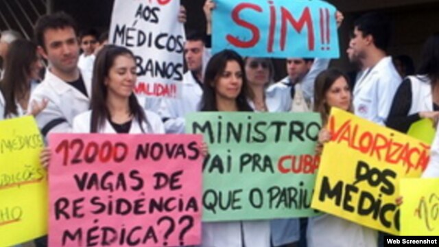 Protesta contra médicos cubanos en Brasil en 2013.