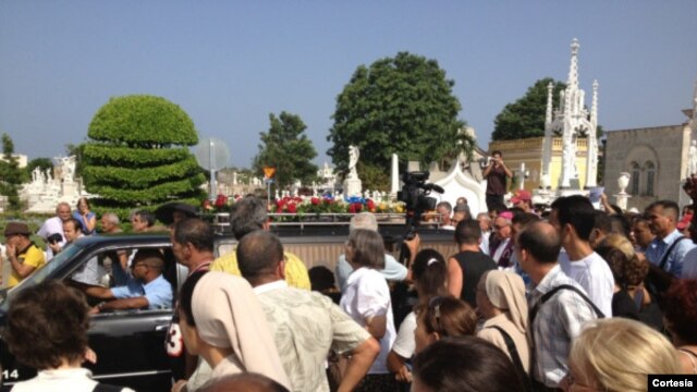 Féretro de Oswaldo Payá llega al cementerio de Colón