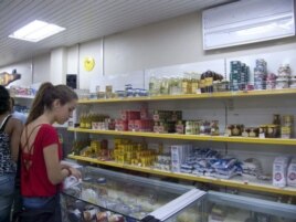Los padres cubanos se ven obligados a comprar leche en polvo en moneda convertible. El paquete puede costar la cuarta parte del salario.