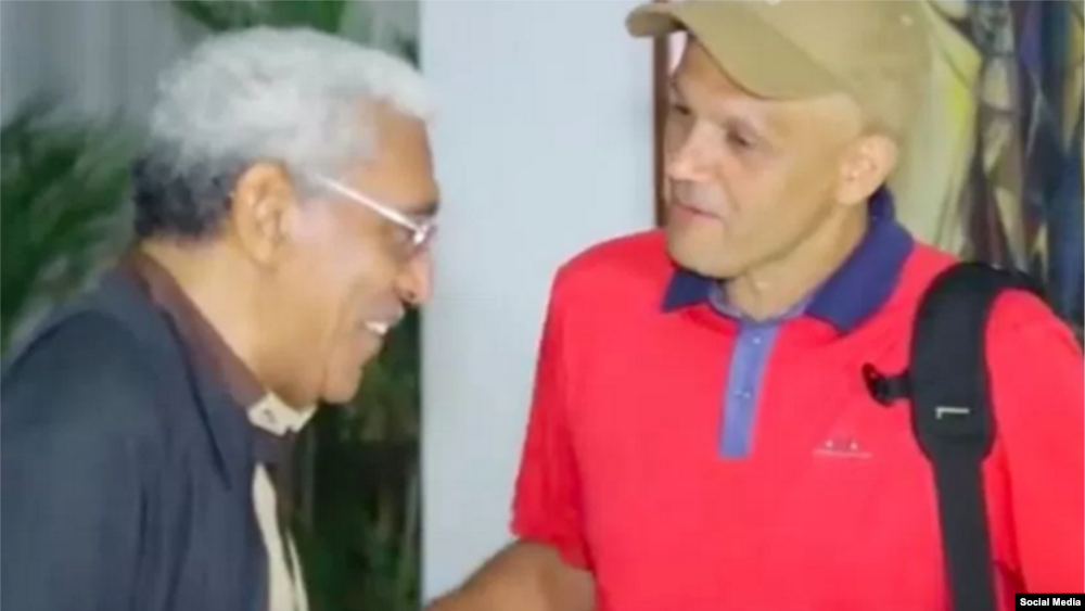 Alias "El Paisa" en La Habana (camiseta roja). Foto Fuerzas Armadas Revolucionarias de Colombia