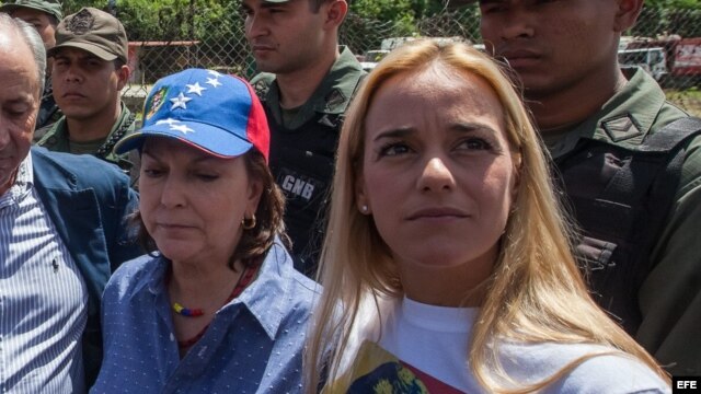 Mitzi Capriles, esposa del alcalde mayor de Caracas, Antonio Ledezma, y Lilian Tintori, esposa del dirigente opositor Leopoldo Lopez.