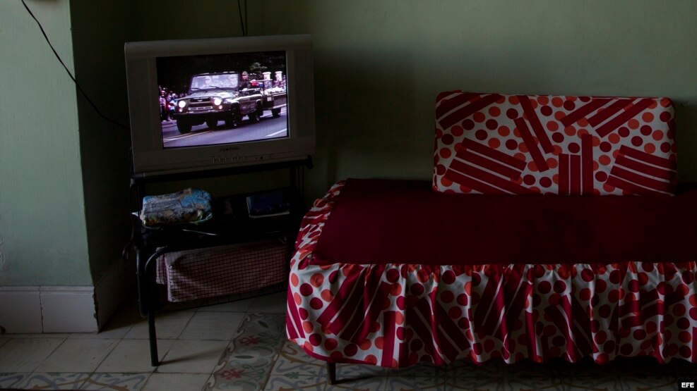 En un televisor se observa la transmisión de la caravana fúnebre del líder de la revolución cubana Fidel Castro hoy, jueves 1 de diciembre de 2016, en la carretera entre Ciego de Ávila y Camagüey (Cuba).