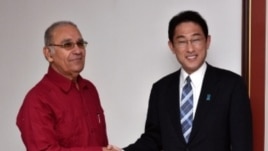 Canciller de Japón con el presidente de CubaBioFarm, Carlos Gutiérrez