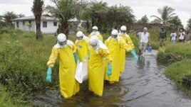 Un equipo transporta el cadáver de una víctima del ébola en Liberia.